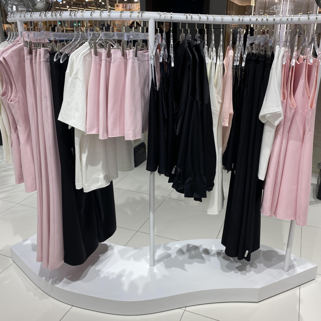 Дизайн простору магазину одягу Maroon, ТЦ River Mall, Київ, архітектор Олена Романюк